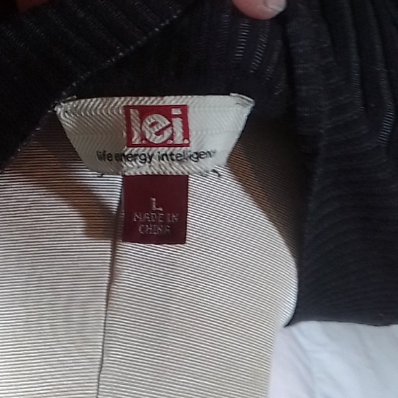 Black L.E.I. sweater - Picture 4 of 4